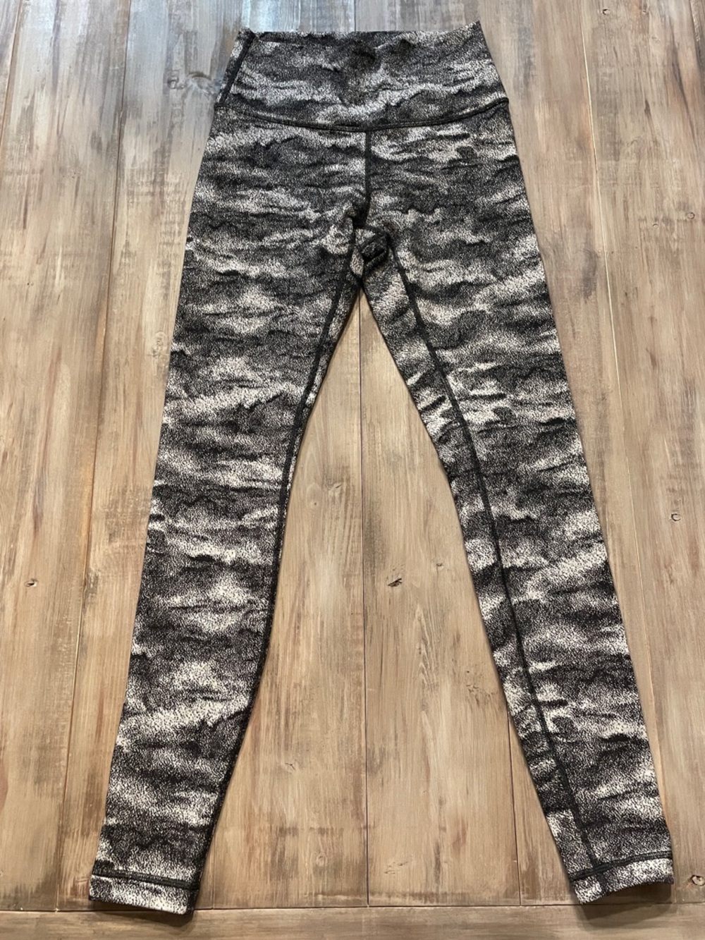 Women's Black and White Patterned High-Waist Active Leggings
